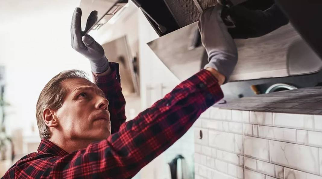 Aspiratörlerdeki yağ lekelerini söküp atıyor! Kaynayan suya 2 şişe eklemeniz yeterli… - Resim: 13